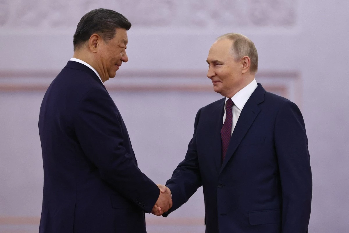 Peking kiáll Oroszország mellett „a nagyhatalmi zaklatásokkal” kapcsolatban