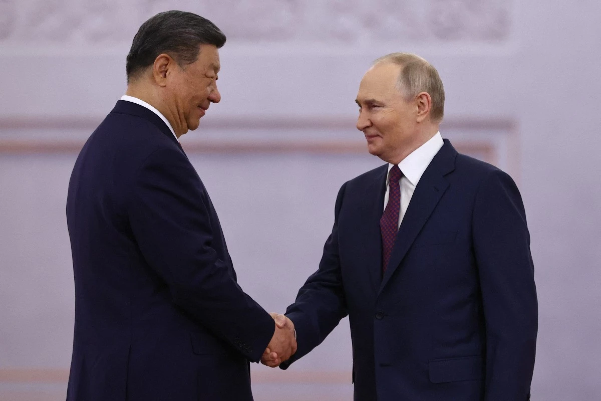 Peking kiáll Oroszország mellett „a nagyhatalmi zaklatásokkal” kapcsolatban