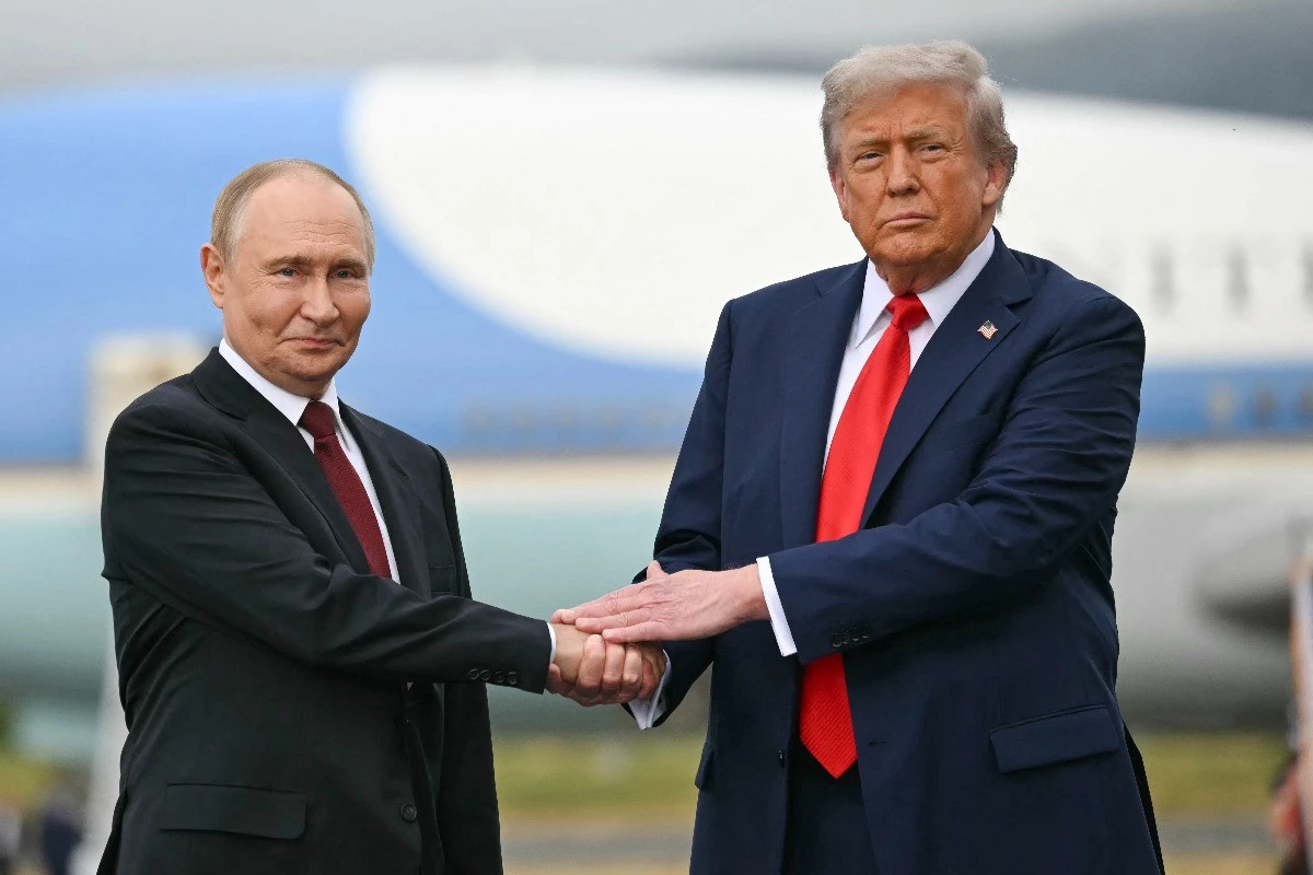 Történelmi pillanat: Megérkezett Donald Trump és Vlagyimir Putyin Alaszkába