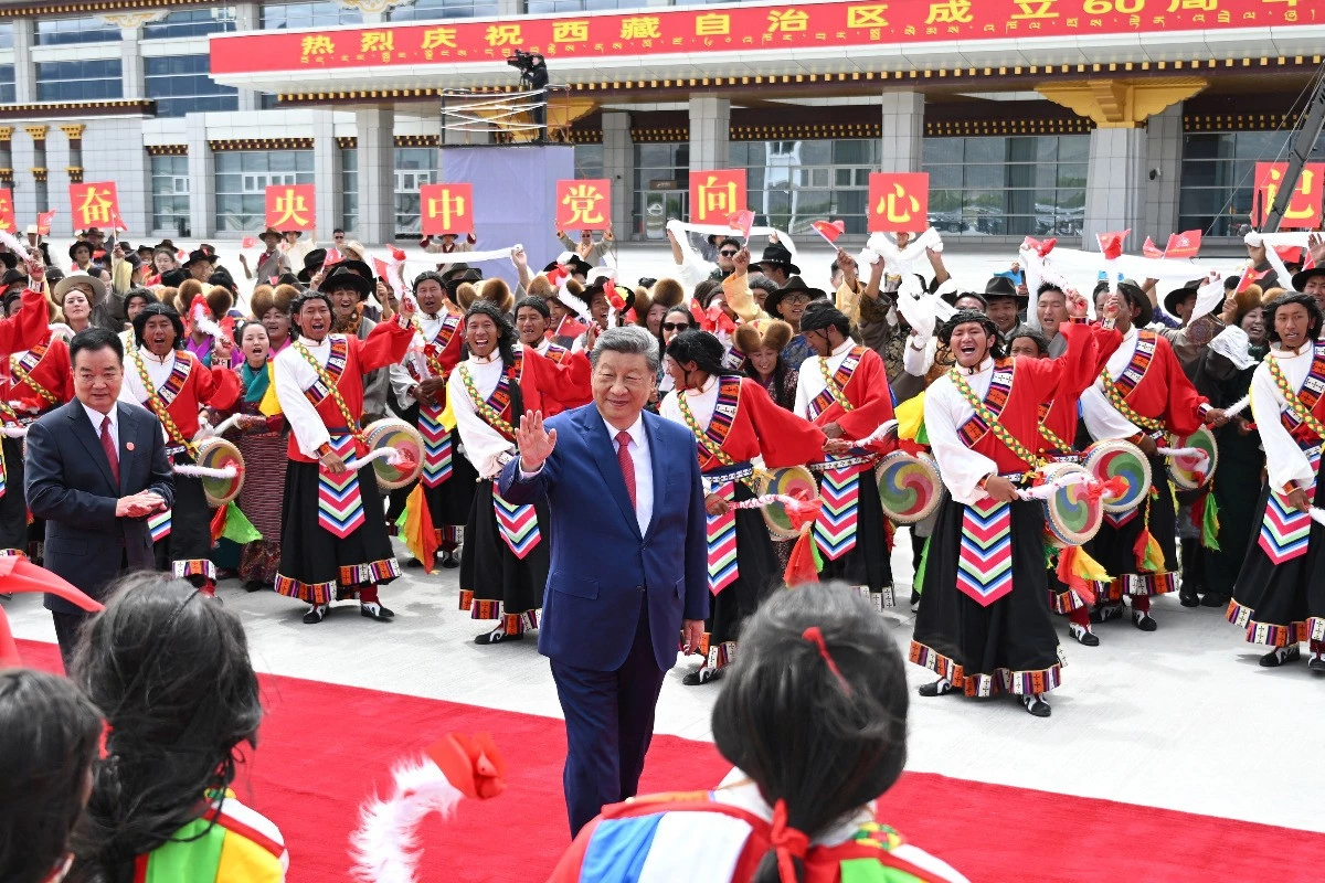 Xi Jinping személyesen látogatott a tibeti ünnepségre
