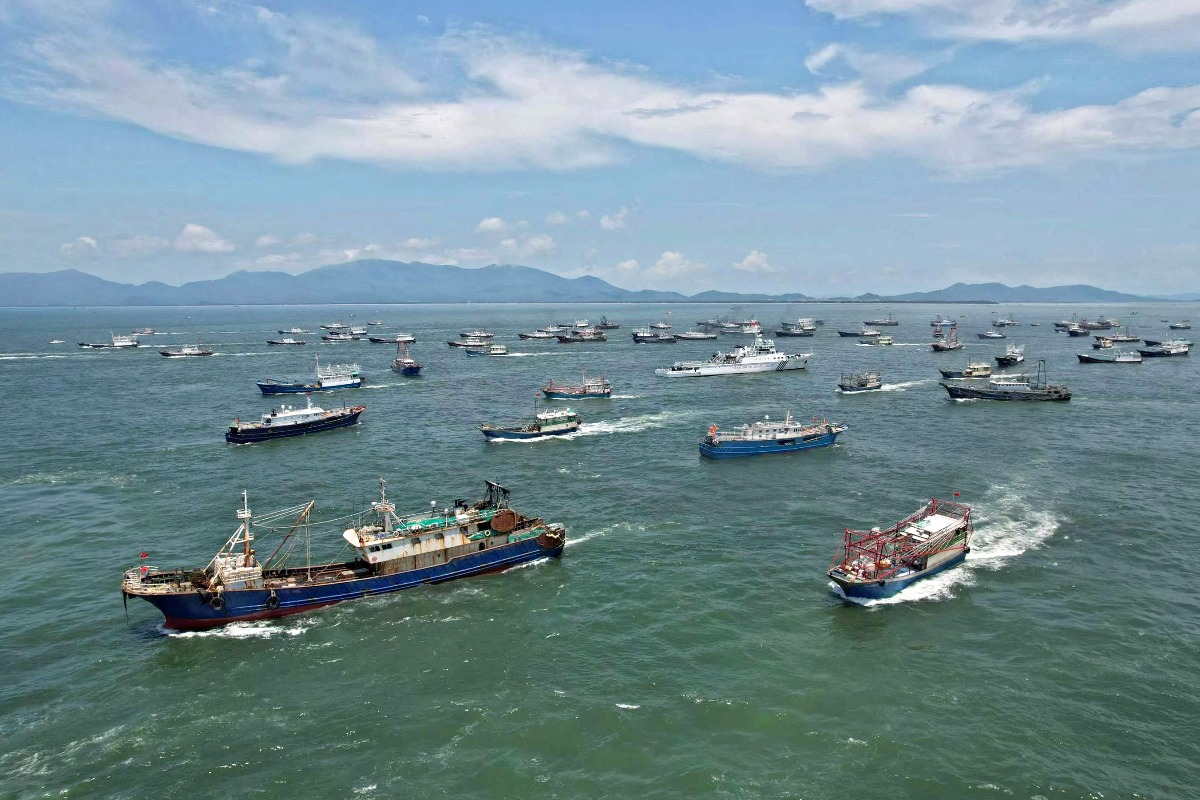 Több száz halászhajó lepte el a Dél-kínai-tengert