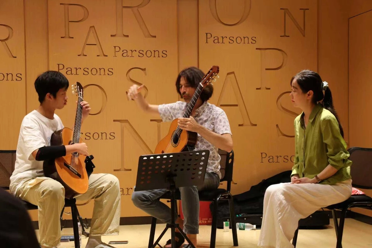 Magyar gitárművész adott teltházas koncertet Sanghajban