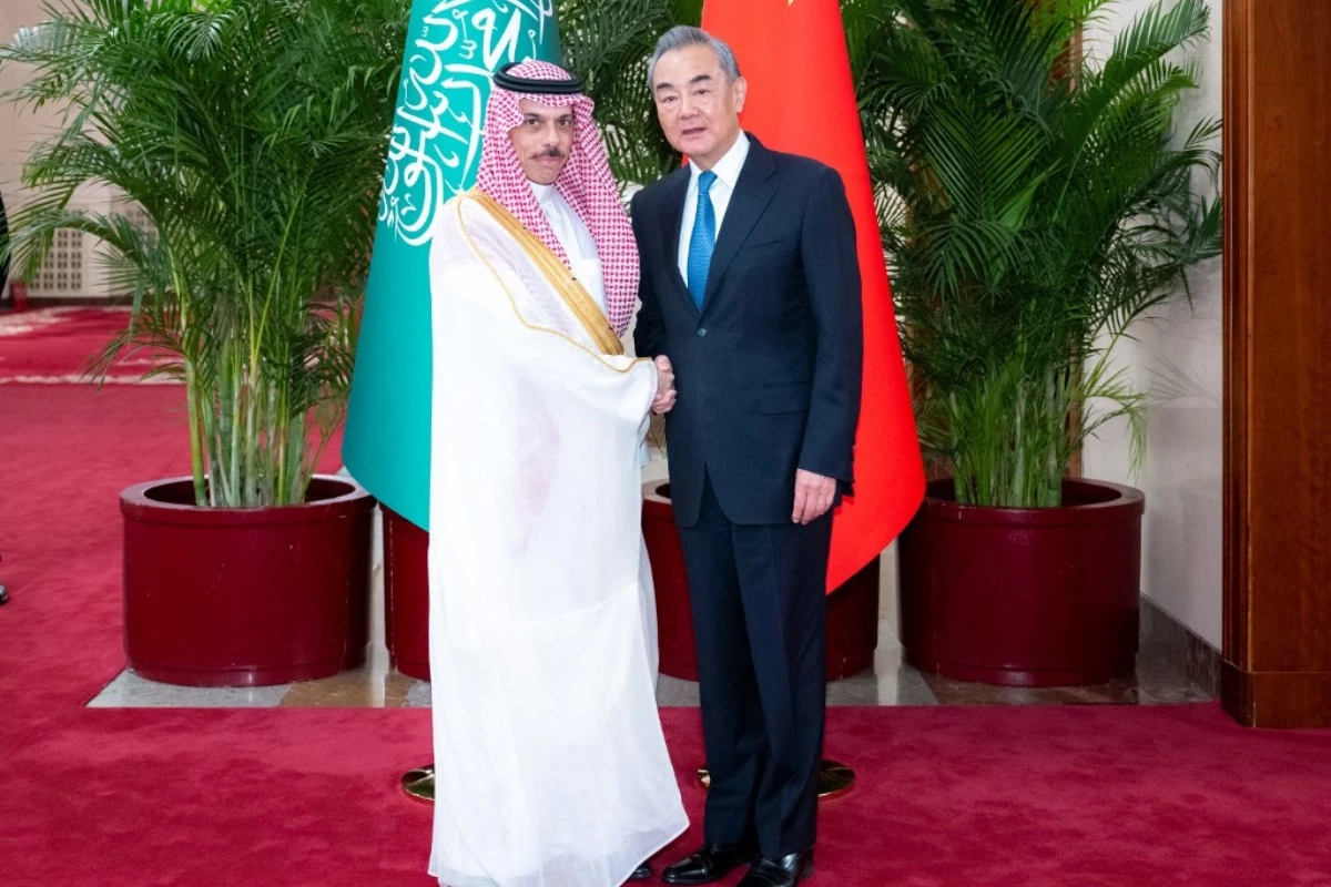 A szaúdi külügyminiszter méltatta a gázai konfliktussal kapcsolatos kínai erőfeszítéseket