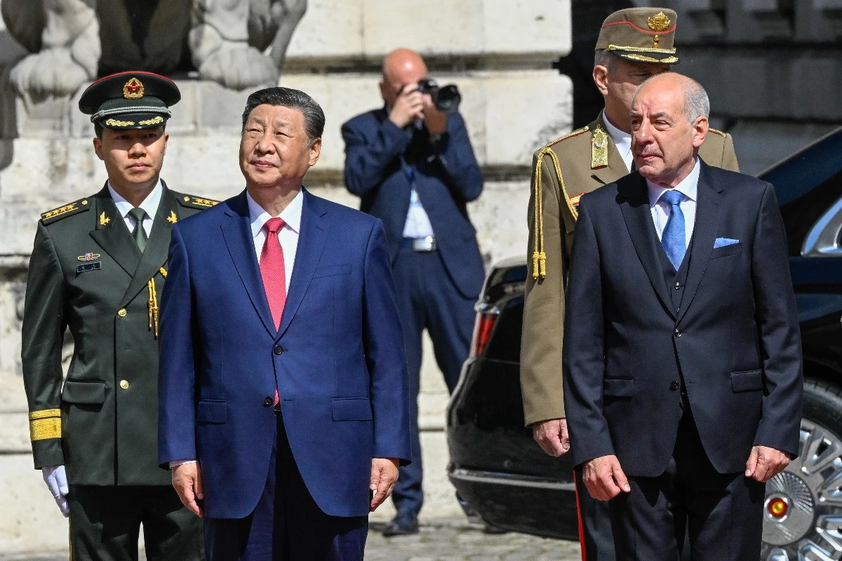 Katonai tiszteletadással fogadták a kínai elnököt