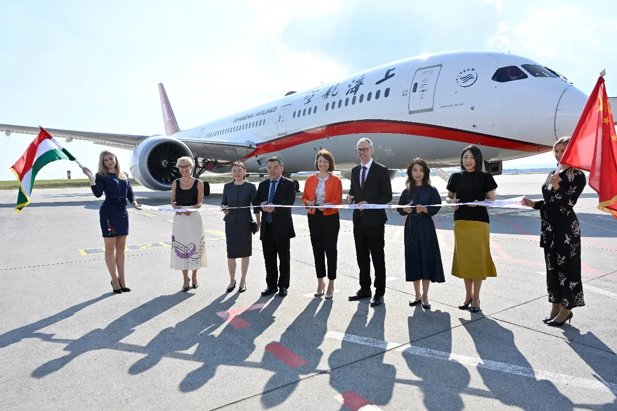 Megérkezett az első menetrend szerinti légi járat Xianból Budapestre