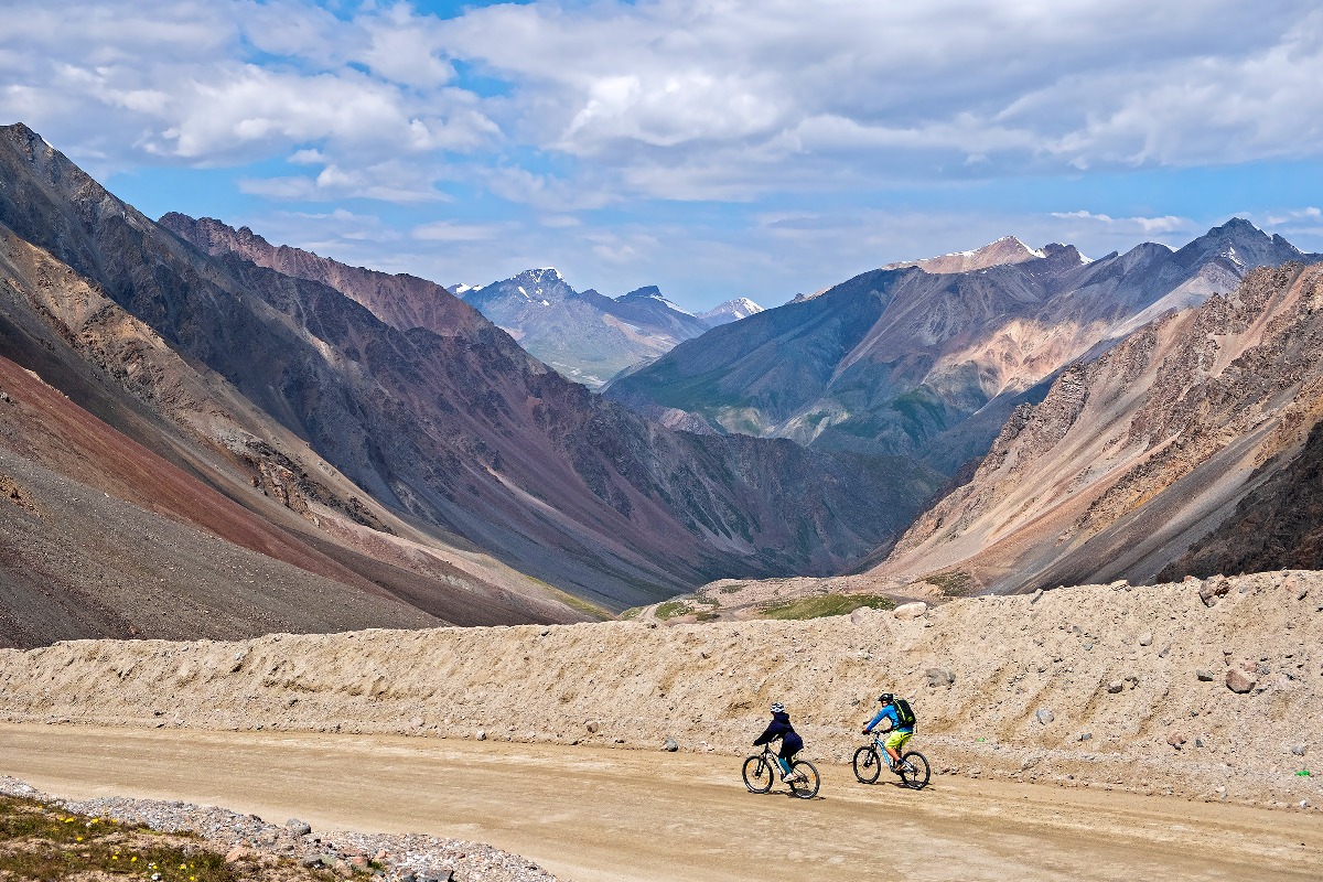 A világ minden tájáról érkeznek a Kirgizisztánban megrendezésre kerülő kerékpárversenyre